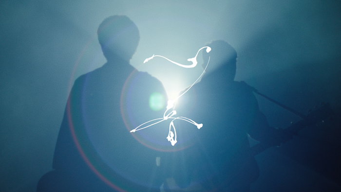 ゆず、⽇本⽣命 CM ソングの新曲「⼼⾳」ミュージックビデオ公開逆光、重なり、明滅…様々な光に包まれた⼆⼈が⼼の声を響かせる