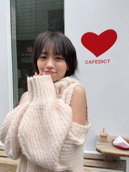 大原優乃、ニットコーデ×あふれる笑顔にドキッ「バリかわいいばい」