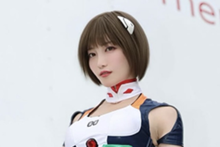 赤城ありさ、絶対領域あらわ！美肌きわだつレーシングコスチューム姿を披露