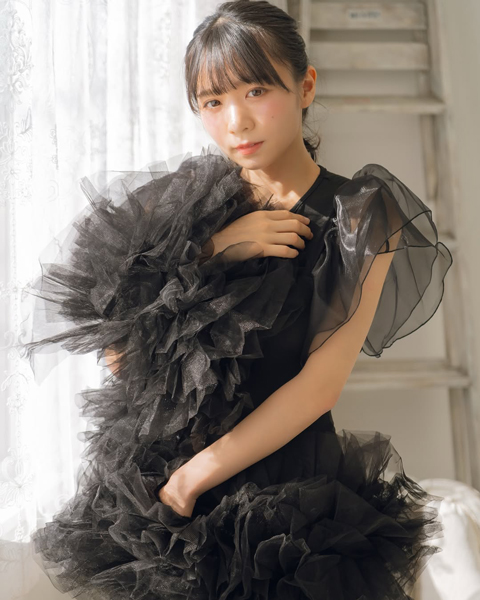 椿野ゆうこ、フリルが大人かわいい色気漂う肌みせドレスを披露