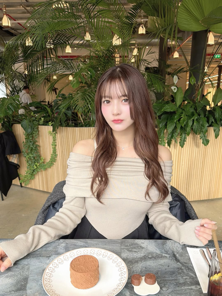 「美少女にも程があるぞっ」黒嵜菜々子、ファン悶絶のデコルテ見せオフショルスタイル披露