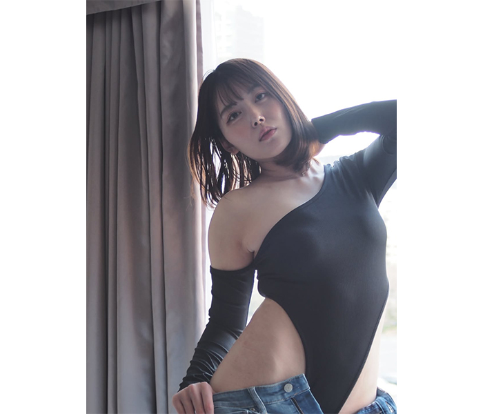 紗倉みく、クールモードなデニムスタイルでファン悩殺！！