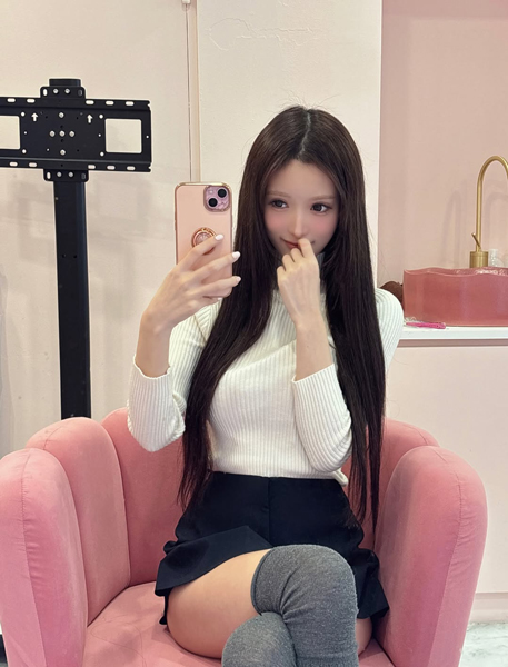 聖菜、デコ出しストレートヘアにモノトーンミニ丈コーデでファン魅了