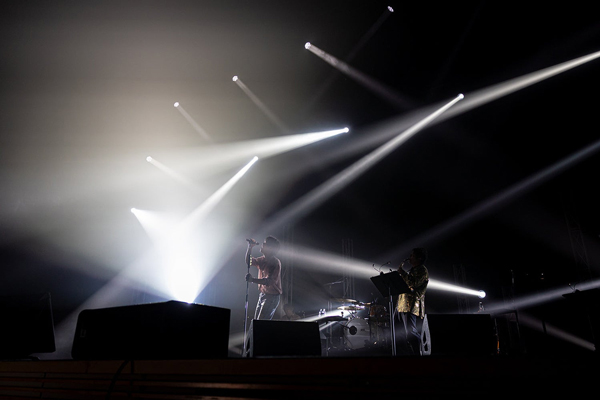 父・尾崎豊の楽曲だけでセットリストを組んだ尾崎裕哉のコンセプトライブ第二弾！OZAKIがOZAKIを歌い継ぎ、無垢な魂の叫びが響き渡った夜――2月14日(土)WOWOWで放送・配信！＜ライブレポート＞