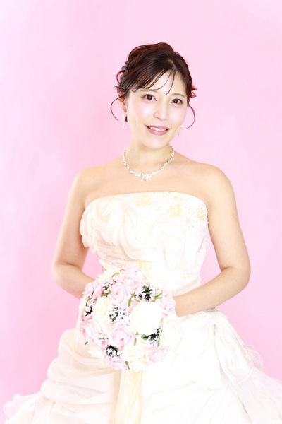 Reina+World、デコルテあらわなウェデングドレス姿を公開！ファン歓喜の声