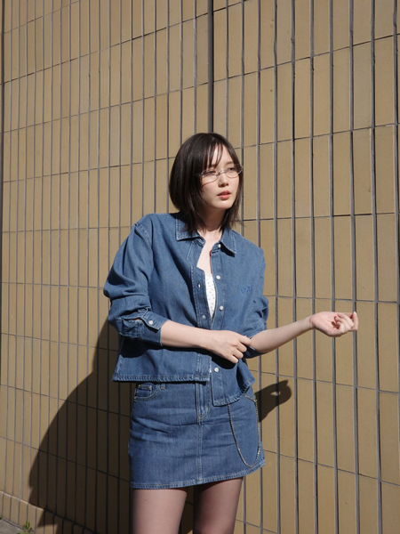 本田翼、シンプルなのに可愛すぎる！魅惑的ジーンズセットアップコーデでファン魅了！
