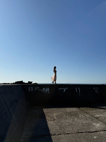 澄田綾乃、曲線美洗わなフェミニンコーデを披露!!