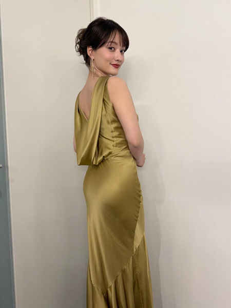 谷まりあ、サラテカドレスで美スタイルがくっきり！ファン歓喜「ドレスアップして素敵です」
