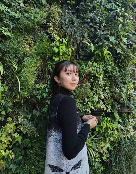 上白石 萌歌、大人のモードスタイルで美脚披露