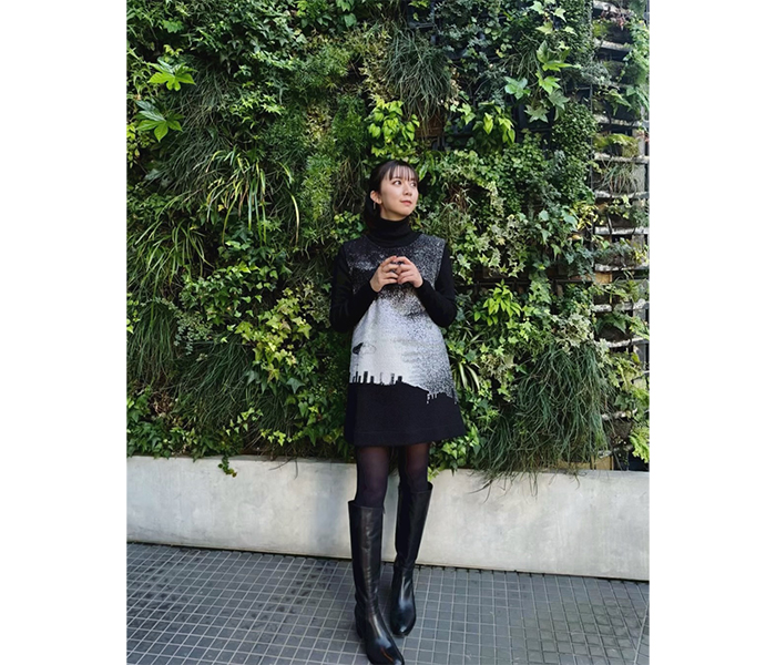 上白石 萌歌、大人のモードスタイルで美脚披露