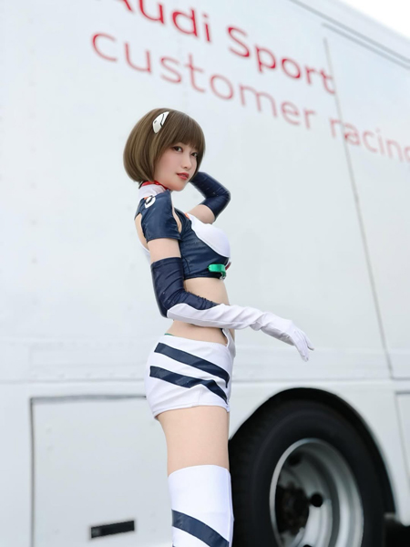 赤城ありさ、絶対領域あらわ！美肌きわだつレーシングコスチューム姿を披露