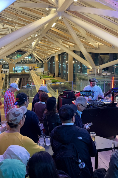 両国駅・コタツで熱燗とおでん、高輪ゲートウェイ駅・電車が真下を駆け抜ける空間でDJ音楽、非日常空間でイベント続々