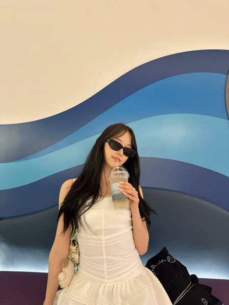 堀　未央奈、タイトなミニ丈ワンピース×サングラスで圧倒的「美」披露！