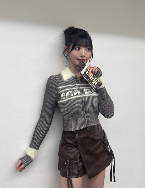 高鶴桃羽、ミニスカートの甘辛MIXコーデでスレンダースタイルあらわに
