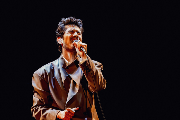 デビュー30周年を迎えた平井堅の最新ツアー「Ken‘s Bar」から東京公演をWOWOWで放送・配信！過去の名ライブとあわせて4カ月連続で特集！