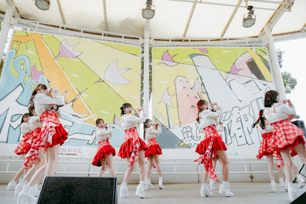 Juice=Juice『盛れ！ミ・アモーレ』で会場一体に！幕張イオンでコール炸裂、特別版リリイベが怒涛の展開