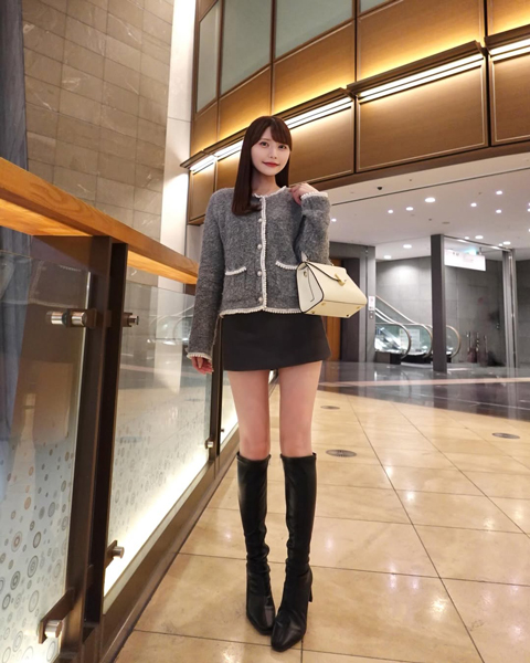 秦はるか、美脚あらわなミニ丈コーデでまっすぐ美スタイル披露