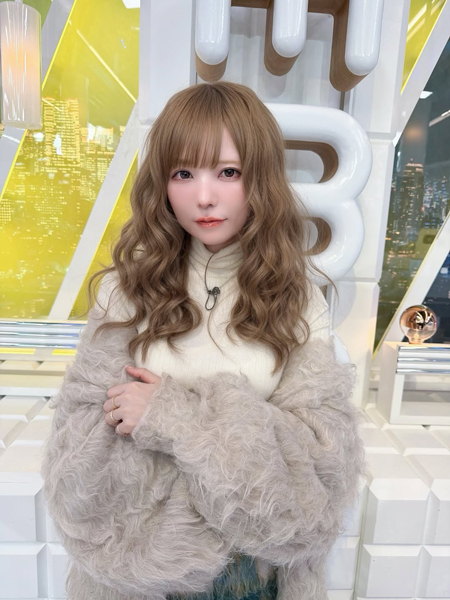 益若つばさ、透けタイツで美脚がスラリ!綺麗めコーデ×ふわふわヘアスタイルで魅了