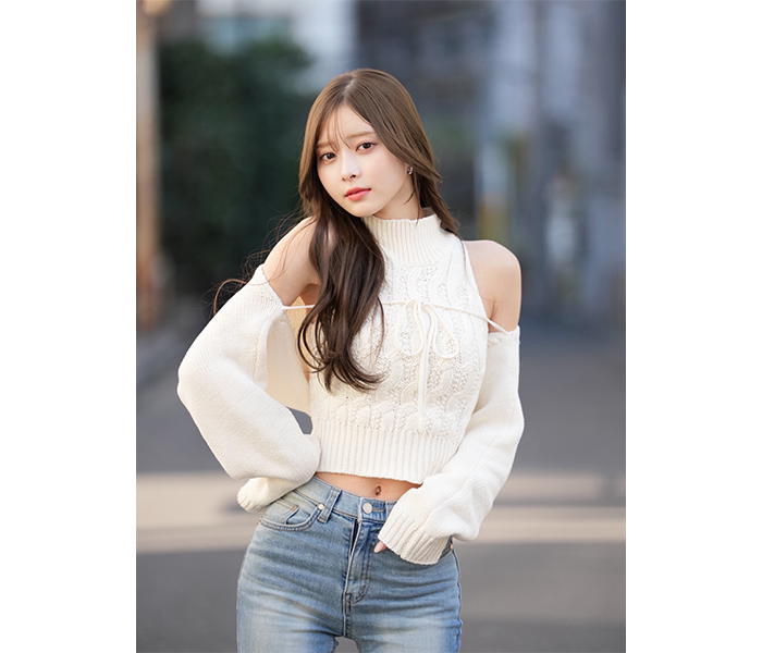 松川星、美スタイルチラ見せ！オフショルニット×ジーパンコーデで「身長1.5cm伸びてた」報告