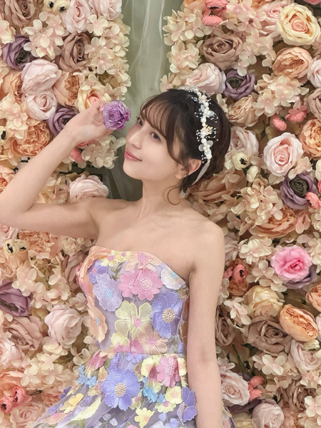 竹内星菜、フラワードレスで華やかスタイルを披露
