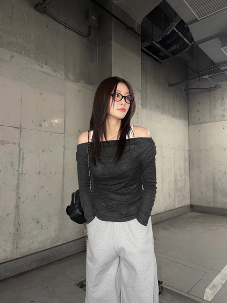 生見 愛瑠「ぐれーまみれ。」なオフショル衣装で大人の色気バツグン！