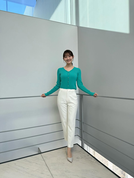 森山みなみ、清楚白パンツ×爽やかグリーンのニットのコーデで圧倒的美貌を披露