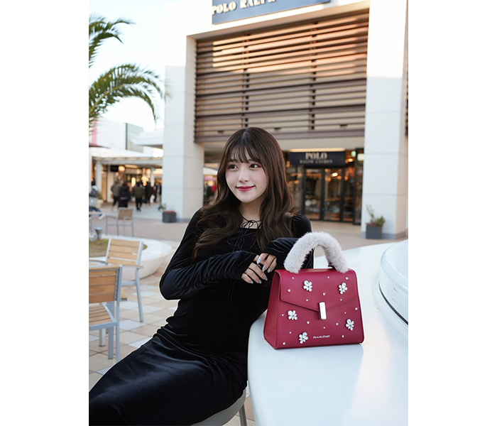 宇佐神 星、上品タイトなワンピース姿で美スタイルあらわに