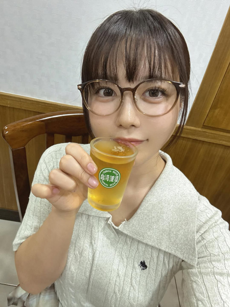 東雲うみ、絶対領域×ガーターの背徳制服ショットにファンコロリ！「これ大好きすぎるわ」