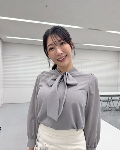 チラ見せうなじにドキッ！ABEMA気象予報士・穂川果音、美しすぎる横顔＆春コーデにファン悶絶「お淑やかでステキ」