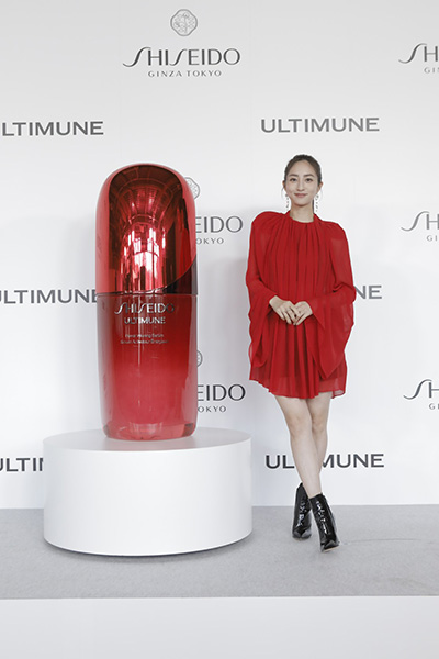 【動画】堀田茜、レッドプリーツドレス姿で登場！ ＜ULTIMUNE with LISA POP UP EVENT＞