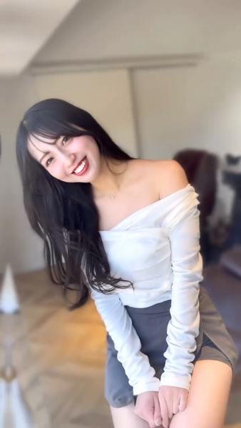 池永百合、骨格美映えるオフショル×ミニ丈コーデで華やかさ満点！