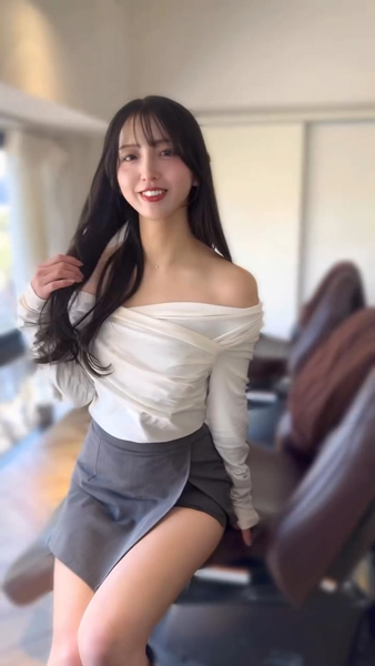 池永百合、骨格美映えるオフショル×ミニ丈コーデで華やかさ満点！