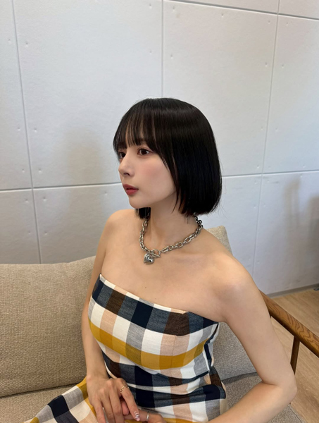 「おいおい。。。天晴だぜ。」岡田紗佳、ベアトップワンピースで美肌あらわに