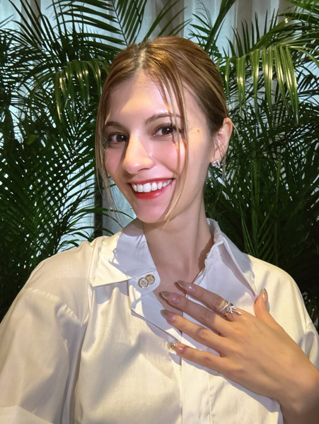 マギー、タイトな光沢衣装で美スタイルあらわに！「めちゃくちゃ可愛い」