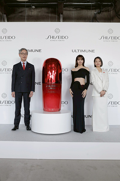 【動画】BLACKPINK・LISA、テープカットに黒ドレスで登場！＜ULTIMUNE with LISA POP UP EVENT＞