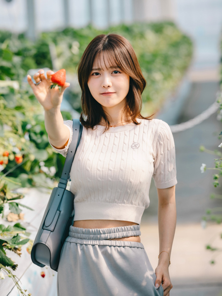 新田さちか、やわらかカラーのお腹チラ見せファッションで苺楽しむ！