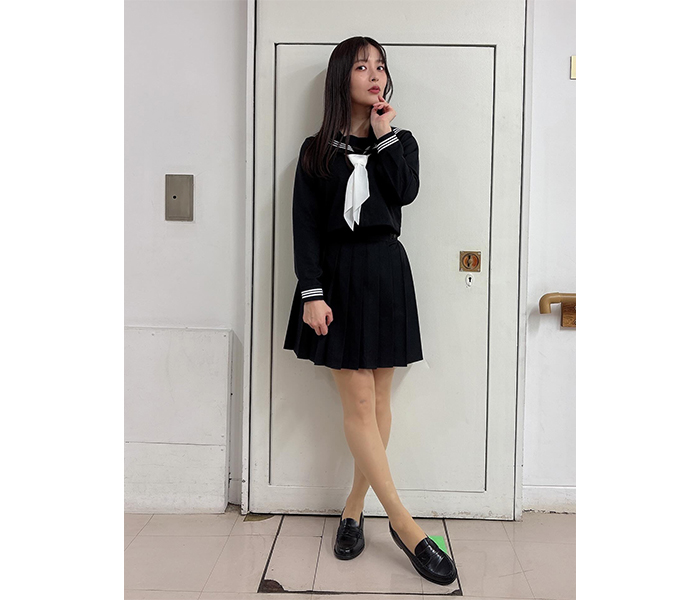 上坂すみれ、脚線美にドキッ！反則級セーラー服ショットにファン悶絶