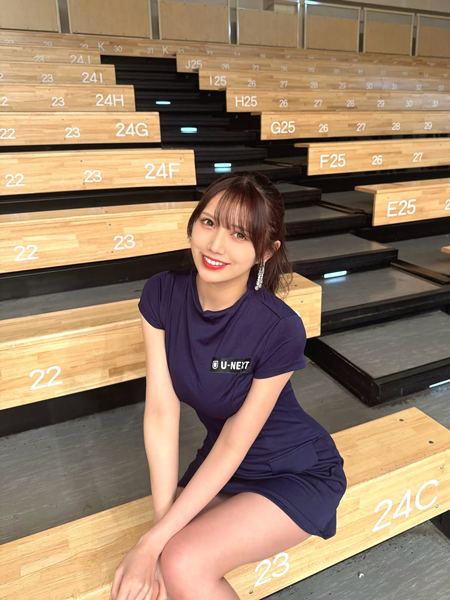 羽瀬レイナ、タイトなスポーティワンピで曲線美見せつけ！