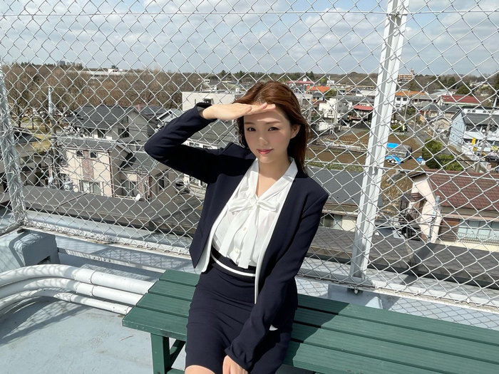 篠崎愛、スーツ着こなす姿に「美の国宝です」「OLさん風のスーツ姿、カッコいい」