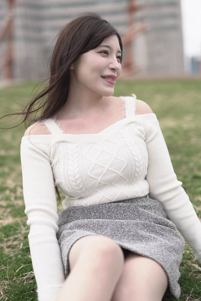 Reina+World、芝生に座るだけで絵になる、ふんわり笑顔にファン歓喜