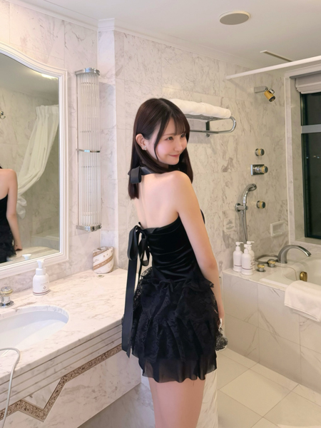 深江有恵、美肌あらわ!大人の黒ドレスでファン悩殺