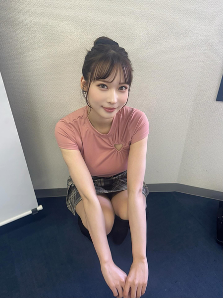 美ふとももに釘付け！大野真依、チェック柄ミニで魅せるファッションを披露！