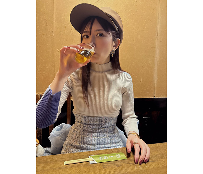 清水楓、ピタピタニットで最高のグビッと!ビールと蕎麦楽しむ姿に反響