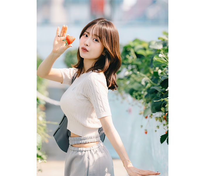 新田さちか、やわらかカラーのお腹チラ見せファッションで苺楽しむ！