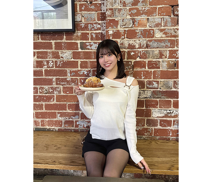 野口結夢、アシンメトリーなトップス×ミニ丈ボトムで魅せるシンプルモノトーンコーデ！「今日もメチャクチャキャワイイよ！」