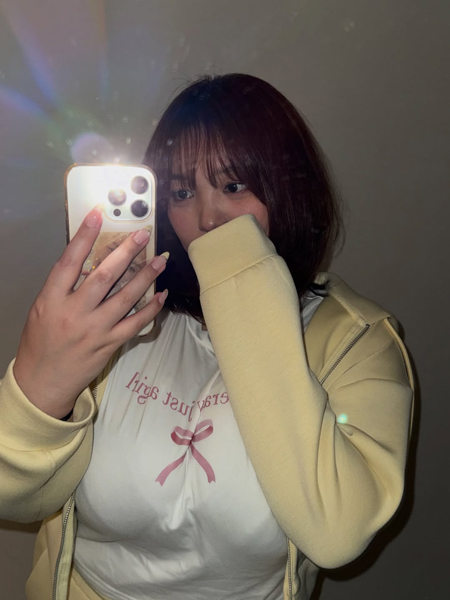 工藤唯、豊満美ボディがダダ漏れ!シンプルTシャツコーデから色気あふれるカットを公開