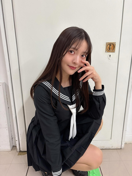上坂すみれ、脚線美にドキッ！反則級セーラー服ショットにファン悶絶