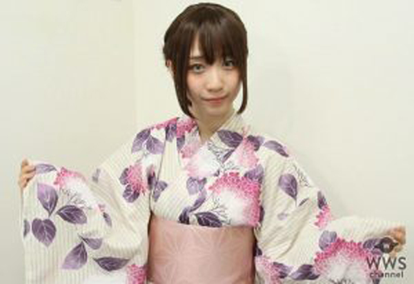 「ムチムチ界の神」伊織もえ、S字くびれがくっきり！黒タイツとミニ丈タイトワンピで美ボディ披露