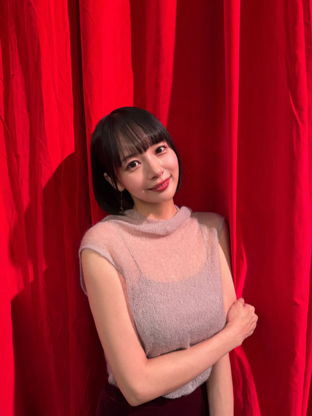 「役満級の可愛さでやんす」岡田紗佳、透け感トップスで色気あふれるカット投稿
