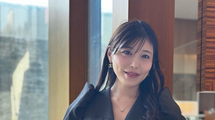 Reina+World、ラグジュアリーコーデで美肌みせ!シックな色気をあらわに